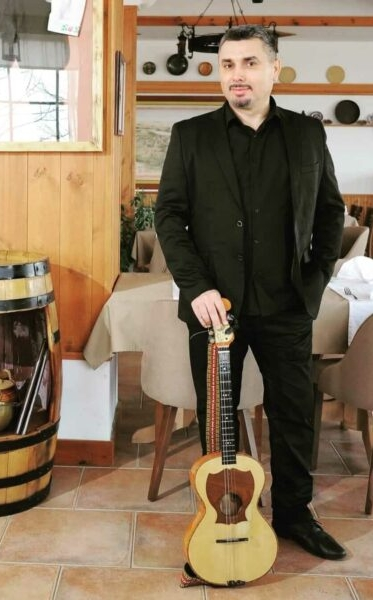 Beogradski Tamburaši — muzičar sa tamburom